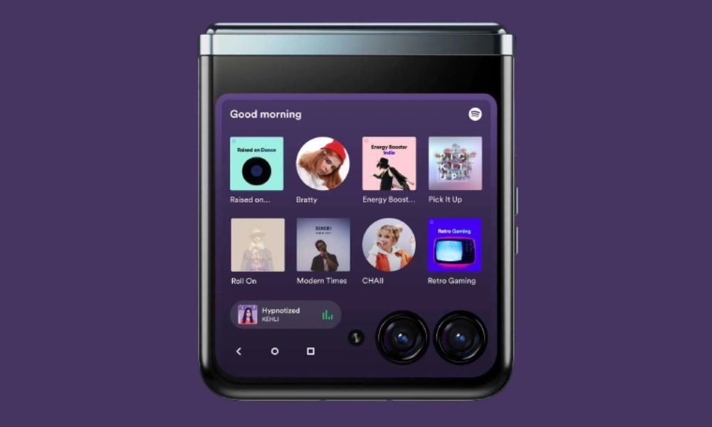 Galaxy Z Flip 4 vs Motorola Razr Plus
